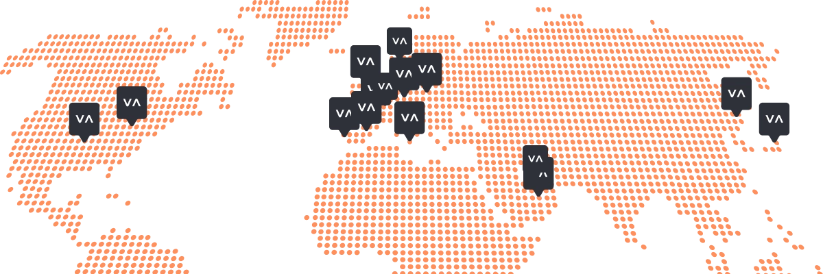 Vasco World Map Eine gepunktete orangefarbene Weltkarte auf schwarzem Hintergrund mit grauen VA-Markierungen, die an verschiedenen Orten in Nordamerika, Europa, dem Nahen Osten und Asien angebracht sind.